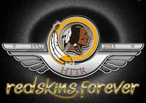 一個帶有美洲原住民側面輪廓和翅膀的運動隊標誌，文字為 redskins forever。