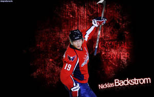 冰球運動員 Nicklas Backstrom 身穿紅色球衣，在紅色紋理背景前手持球桿。 — 冰球 壁紙