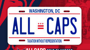 華盛頓特區車牌，帶有「ALL CAPS」和政治標語，冰球主題背景。