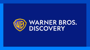 Warner Bros. Discovery 企業標誌，帶有盾牌和文字，背景為藍色。
