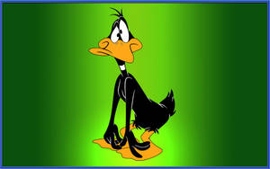 Daffy Duck 在綠色背景的水坑中看起來悲傷。