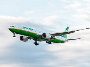 長榮航空飛機在陰天下放下起落架下降