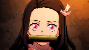 動漫女孩，粉紅色眼睛，嘴裡含著竹製口塞，橙色背景