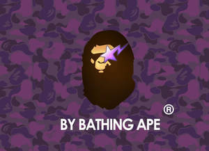 Bathing Ape 標誌，帶有紫色閃電眼睛，置於迷彩背景上。