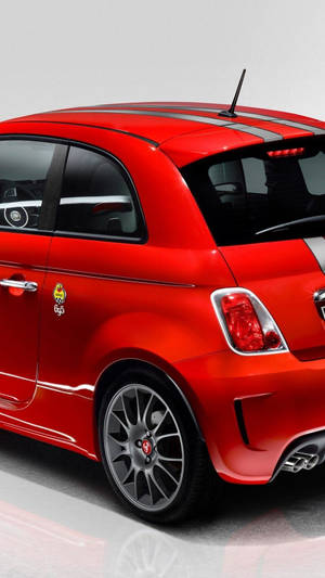 紅色Fiat 500 Abarth跑車，帶有賽車條紋和銀色輪圈，在攝影棚環境中。