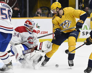 NHL冰球守門員和球員在比賽中行動