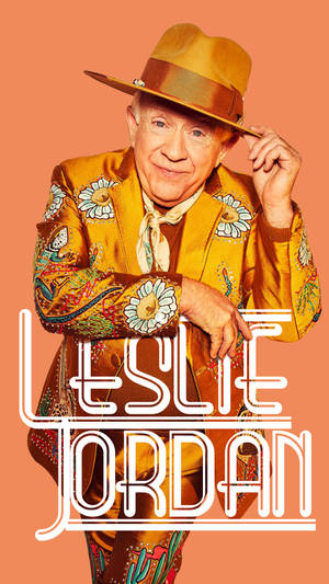 Leslie Jordan 身穿彩色刺繡西裝和帽子，帶有粗體文字疊加。