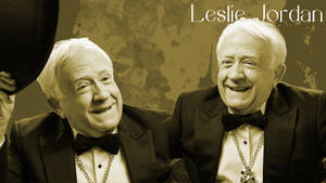 兩位身穿燕尾服的男士微笑著脫帽，懷舊棕色調肖像。