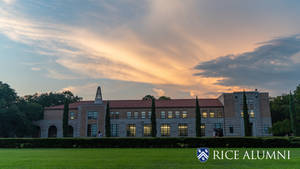 夕陽下的萊斯大學建築，窗戶閃爍著光芒，草坪修剪整齊。