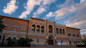 日落時分的萊斯大學建築，窗戶裡閃爍著溫暖的燈光。