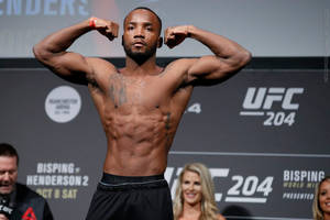 UFC拳手在UFC 204品牌的過磅活動中屈起雙臂。 — 紋身 壁紙