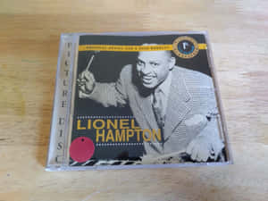 木質表面上的Lionel Hampton圖案CD — 音樂 GIF 壁紙