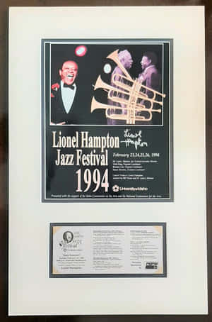 裱框的1994年Lionel Hampton爵士音樂節海報，附表演者和小號圖案。 — 音樂 GIF 壁紙