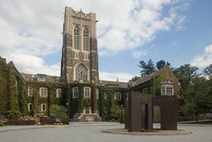 里海大學校園入口，擁有歷史悠久的石塔和爬滿常春藤的建築。