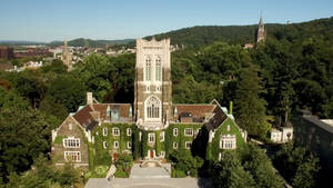歷史悠久的大學校園鳥瞰圖，建築物爬滿常春藤，周圍綠樹成蔭。