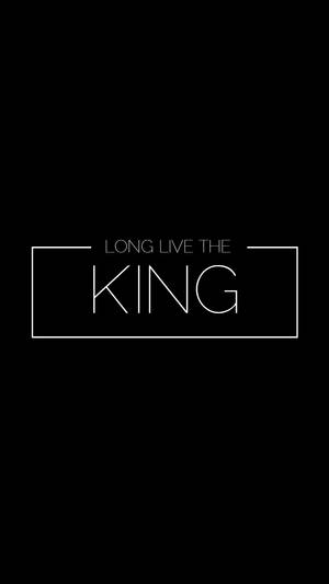 極簡黑色背景，矩形框架內有白色文字寫著 long live the king。