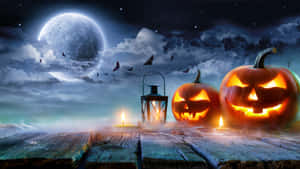 發光的傑克南瓜燈和燈籠在滿月下的木甲板上，蝙蝠飛翔。 — 南瓜 壁紙