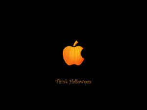 黑色背景上帶有「Think Halloween」文字的橙色南瓜Apple標誌。