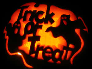 發光的雕刻南瓜，帶有「Trick or Treat」和鬼魂形狀。