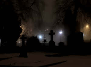 迷濛夜光下，雪覆蓋的墓地墳墓，伴隨著光禿的樹木。