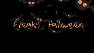 Freaky Halloween 文字，周圍有卡通蝙蝠飛舞。