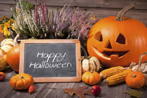 Happy Halloween 標誌被南瓜、玉米和秋花環繞在木桌上。