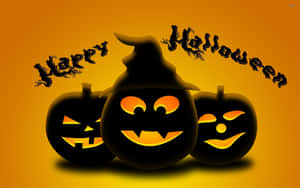 三個微笑的南瓜燈，帶有女巫帽和「Happy Halloween」文字。