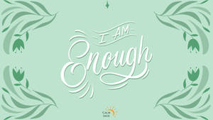 平靜的鼠尾草標誌，以優雅的白色字體書寫「I AM Enough」，周圍環繞著綠色樹枝葉片。 — 語錄 壁紙