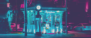 夜晚霓虹燈照亮的鐘樓和商店門前，有停泊的汽車。 — 藍色 壁紙