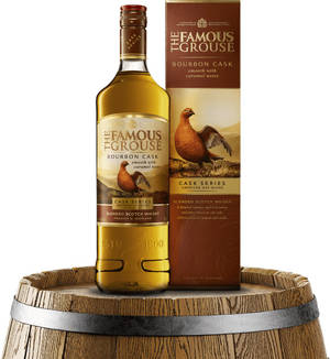 木桶上的 The Famous Grouse Bourbon Cask 威士忌瓶及盒。