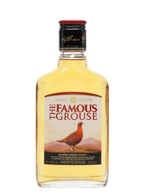 一瓶 The Famous Grouse 威士忌，帶有紅色瓶蓋和標籤，標籤上顯示一隻紅松雞在山脈上。