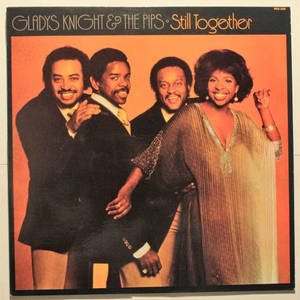 Gladys Knight and The Pips 穿著華麗的70年代服裝，在他們的專輯封面上溫暖地微笑。 — 音樂 GIF 壁紙