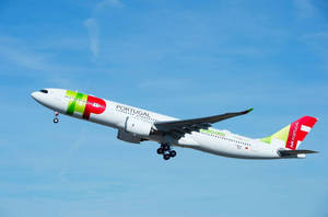 葡萄牙航空飛機收起起落架在藍天中攀升