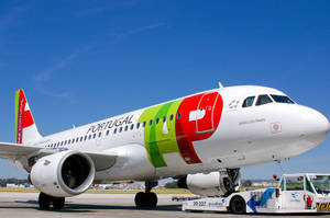 TAP Portugal飛機在停機坪上，背景是晴朗的藍天。