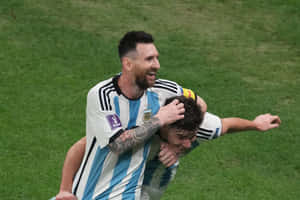 阿根廷足球運動員在綠色球場上歡樂擁抱慶祝。 — 美斯 PSG 壁紙
