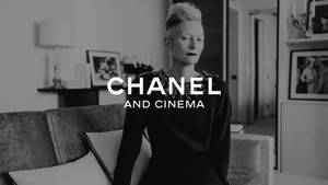 蒂達·史雲頓在黑白客廳中，帶有Chanel and Cinema文字。
