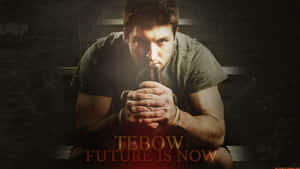 眼神銳利、雙手緊握的男人在戲劇性燈光下，帶有「TEBOW FUTURE IS NOW」文字。