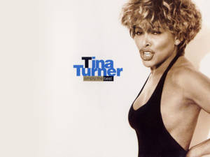 Tina Turner 身穿黑色掛頸上衣，附有專輯名稱文字