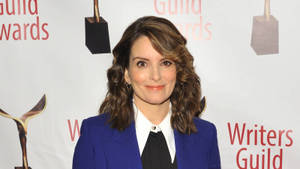 Tina Fey 喺作家協會獎活動上身穿藍色西裝外套。