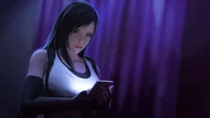 身穿白色背心的女性在紫色窗簾燈光下拿著發光平板電腦。