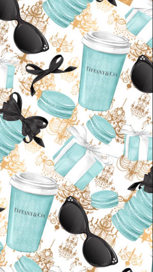 金色圖案背景上的 Tiffany 藍色咖啡杯、馬卡龍和太陽眼鏡。 — 霓虹美學 壁紙