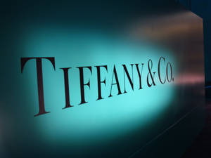 Tiffany & Co.標誌在深色牆壁上發出綠松石色光芒。
