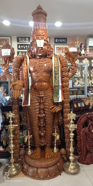 在宗教工藝品店中展示的大型木雕印度教神像。