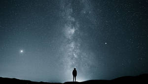 人在山丘上，星空下，銀河可見 — 星星 壁紙