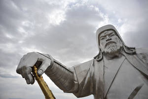 成吉思汗雕像在陰天下手持金色權杖 — 雲朵 壁紙