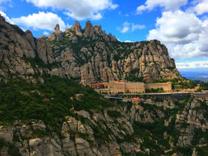 修道院坐落在岩石山坡上，陽光明媚。