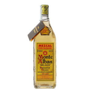 一瓶帶有蠕蟲標籤和金色標籤的Monte Alban mezcal。