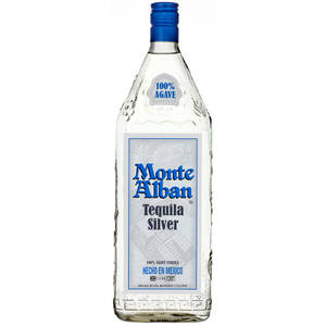 一瓶帶有藍色瓶蓋和標籤的 Monte Alban Silver 龍舌蘭酒。