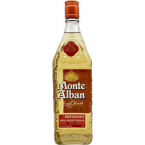 一瓶Monte Alban Reposado龍舌蘭酒，帶有琥珀色液體和紅色標籤。