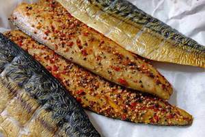 烤鯖魚柳以紅辣椒片和芝麻調味，放在烘焙紙上。 — 錦鯉 壁紙